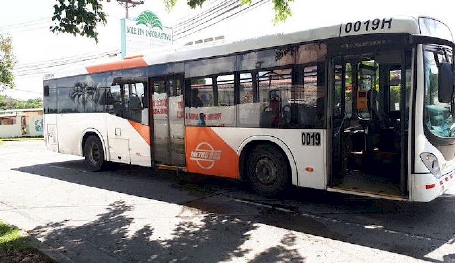 Alcoholizados intentan llevarse un Metro Bus