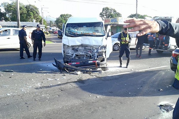 Seis  heridos por colisión entre “pirata”  y una  camioneta