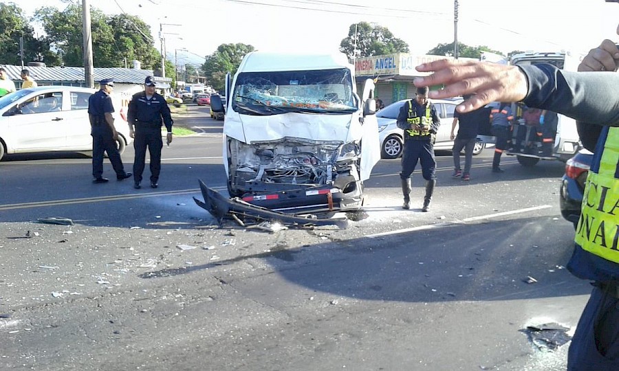 Seis  heridos por colisión entre “pirata”  y una  camioneta
