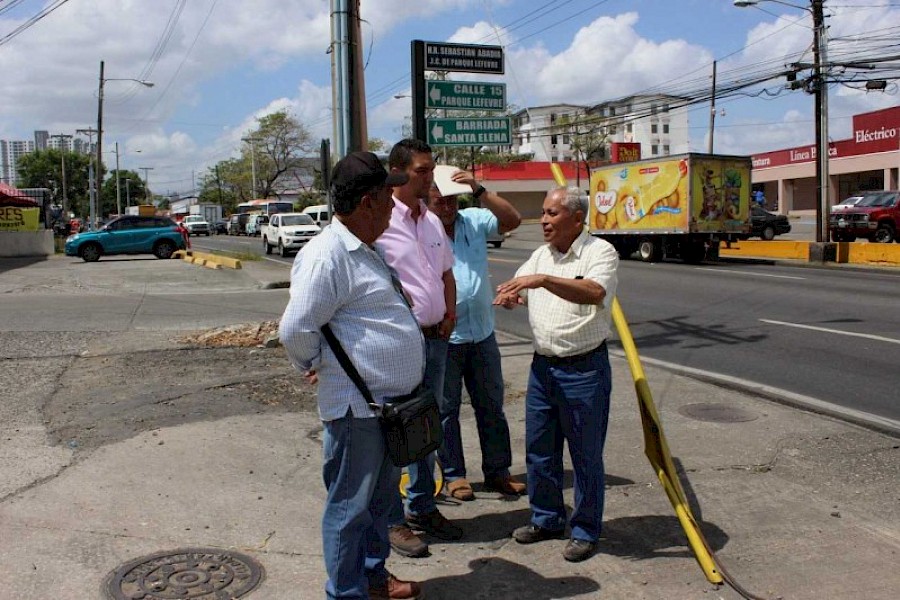 Cierran la AV. Domingo Díaz pidiendo reparación de avenidas de La Pulida
