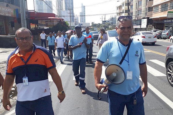 Trabajadores del Idaan marcharon exigiendo su escala salarial