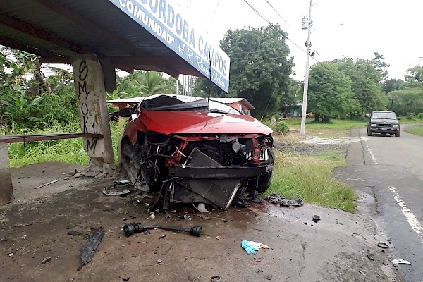 Un atropellado y  un conductor atrapado por accidente en Gonzalillo