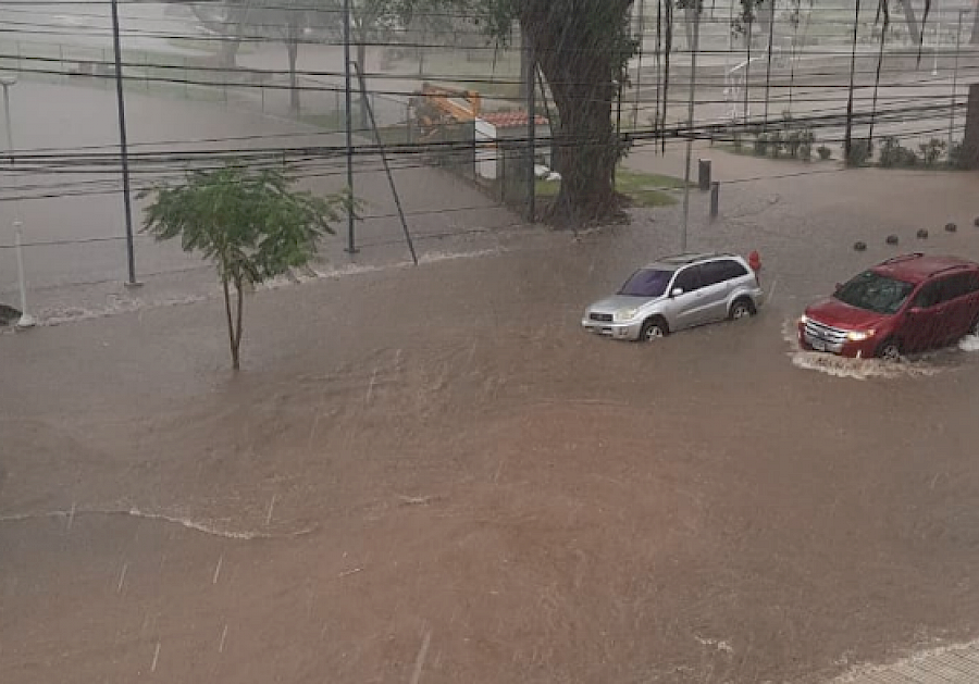 Varias avenidas inundadas tras temporal  de  lluvia