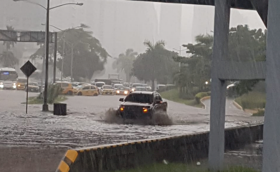 Varias avenidas anegadas tras lluvia