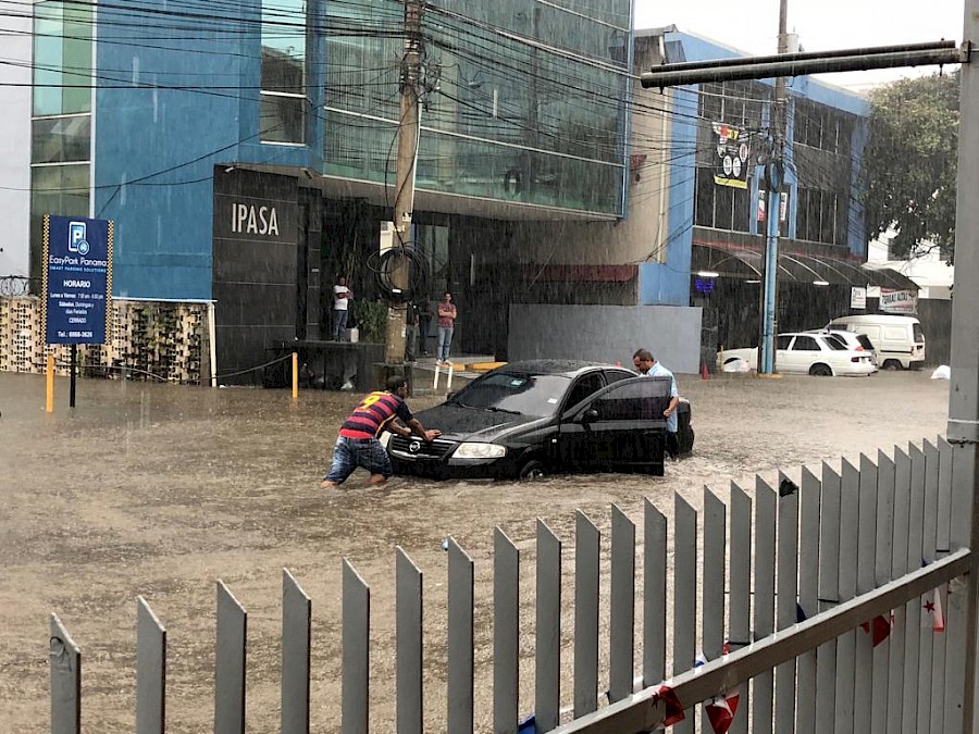 Calles inundadas tras lluvia en la provincia de Panamá