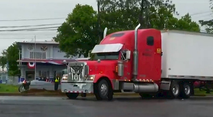 Conductor de camión aprehendido por llevar unos $100 mil ocultos