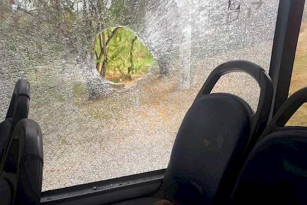 Un herido luego de que mozalbetes lanzaran piedras a un Metrobus