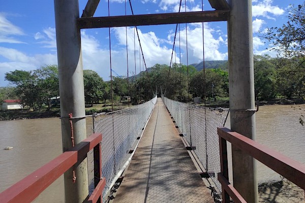 La construcción del puente colgante peatonal sobre el río Fonseca avanza un 95%