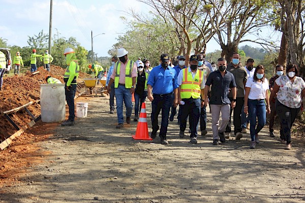 Ministro Sabonge constata el reinicio de labores para la rehabilitación de calles en Panamá Norte