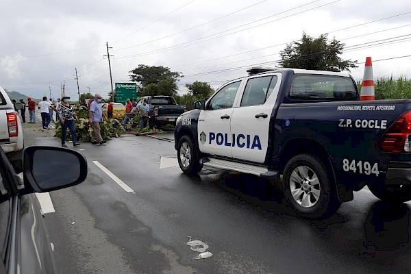 Taxistas cierran la vía Interamericana en el interior del país en contra de la piratería