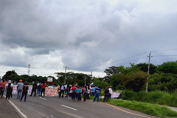 Residentes del El Manglarito de Chame cierran la carretera Panamericana, piden mejoras en las vías