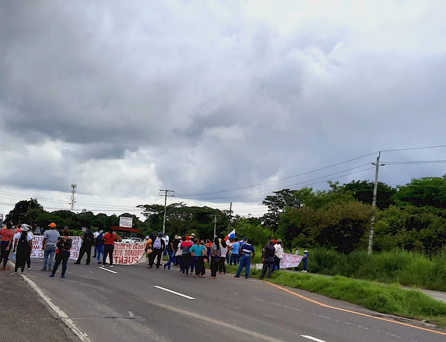 Residentes del El Manglarito de Chame cierran la carretera Panamericana, piden mejoras en las vías