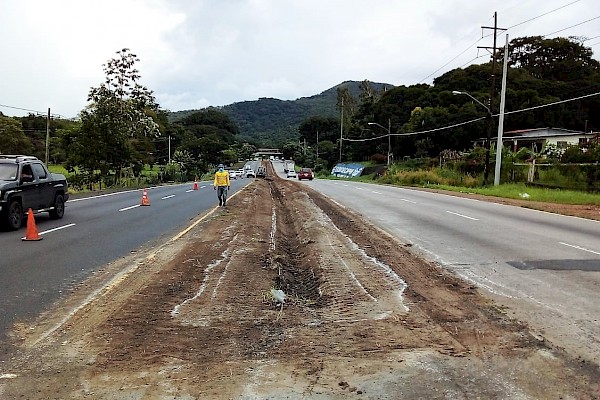 Se colocarán 14 toneladas de asfalto en la vía Panamericana en Panamá Oeste