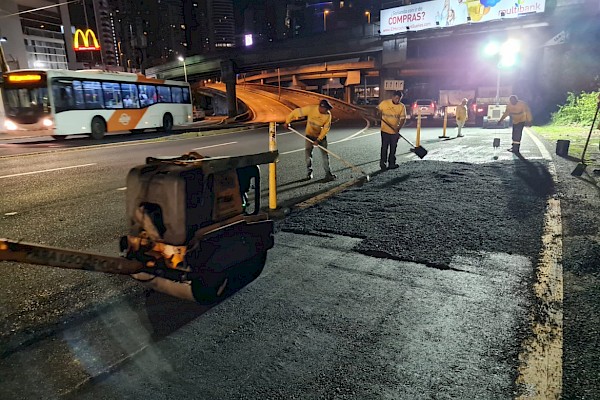 Operativo de mantenimiento vial nocturno en las principales vías y avenidas de la ciudad capital