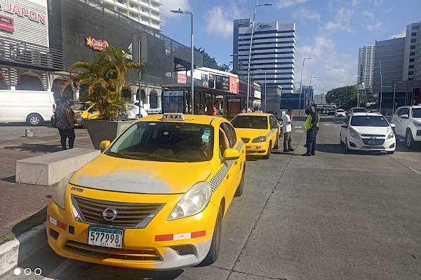 Más de 30 taxistas fueron sancionados por invadir carril en las estaciones del metro