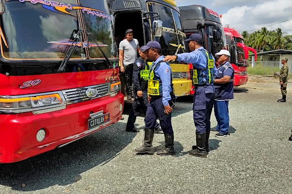 La ATTT inspeccionó buses en Darién que trasladan migrantes
