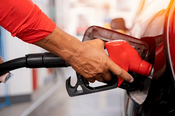Continúan a la baja los precios de venta del combustible