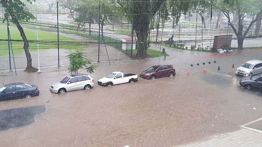 Calles inundadas tras la fuerte lluvia en la Ciudad Capital