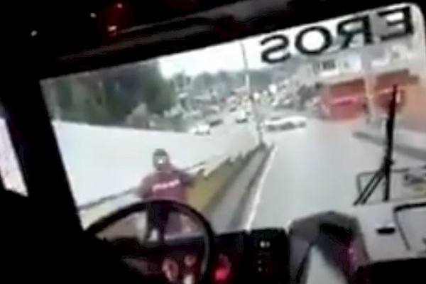 La ATTT indica que abre proceso a taxista que obstaculizó labor de extinción de los bomberos