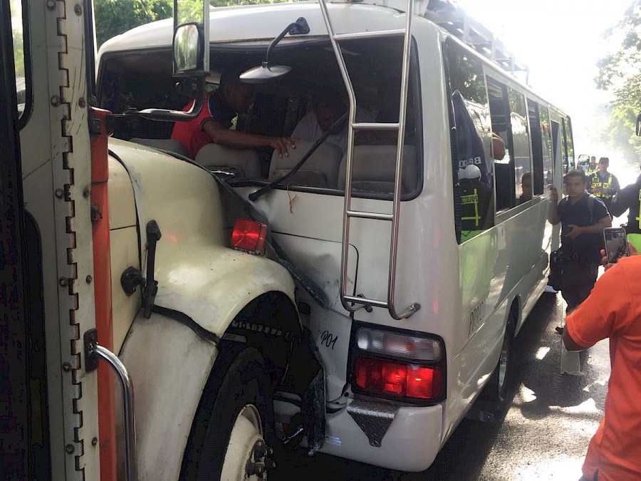 Colisión entre bus y  coster deja varios heridos en el puente de Las Américas