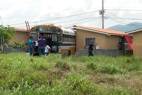 Conductor de bus se estrella contra una casa en Vacamonte