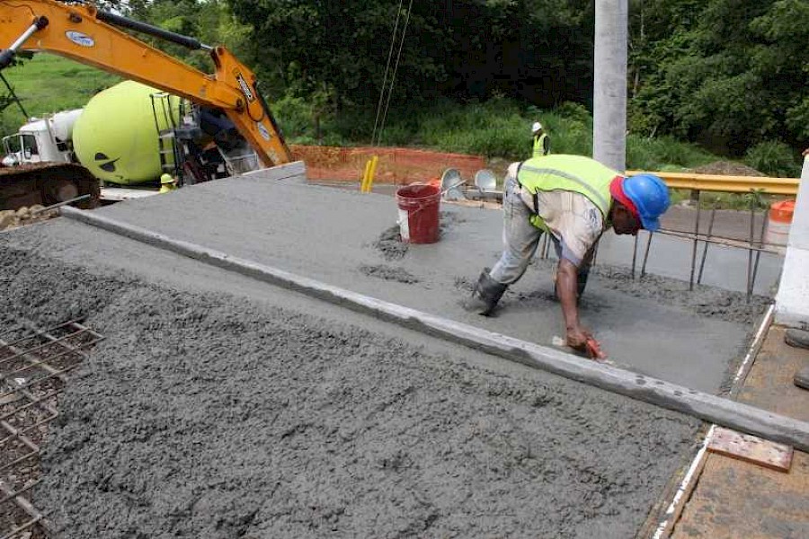 En su fase final nuevo puente vehicular sobre el río Cabobré en Los Lotes de Pacora