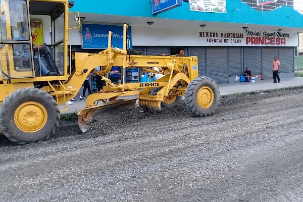 Ministerio de Obras Públicas realiza trabajos en puntos críticos de Colón