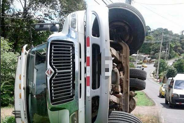 Conductor de camión recolector de basura conducía bajo efectos del alcohol