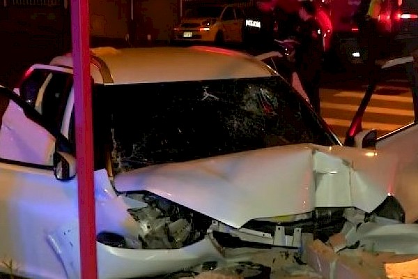 Conductor se estrella contra muro de restaurante tras persecución policial