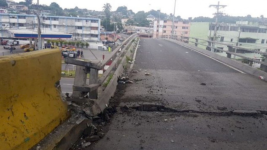 Cierre del puente vehicular de Las Colinas por daños