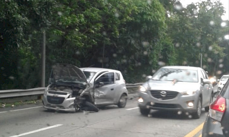 Accidente en el puente de Las Américas  causa gran congestionamiento vehicular