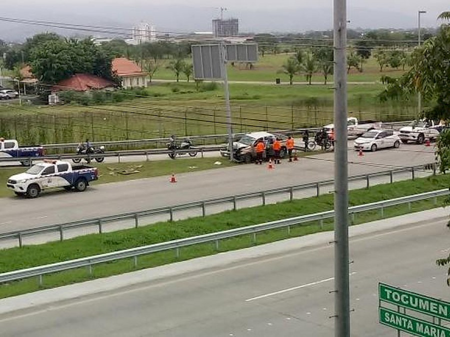 Conductor de la ATTT impacta contra un poste