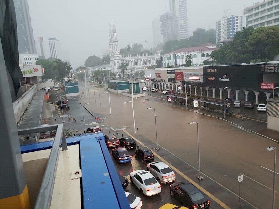 Varias vías inundadas, caídas de árboles y voladura de techo por paso de tormenta