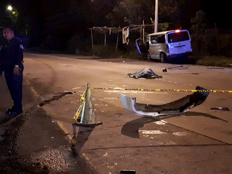 Un muerto y diez heridos tras choque entre dos buses