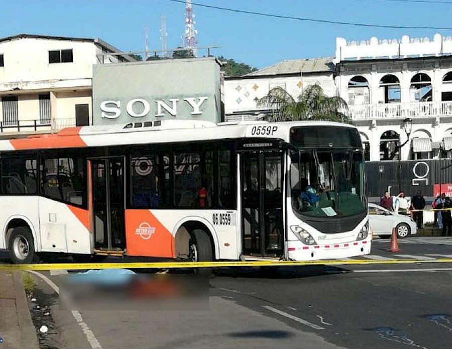 Hombre muere atropellado por un Metro Bus en la Plaza 5 de Mayo