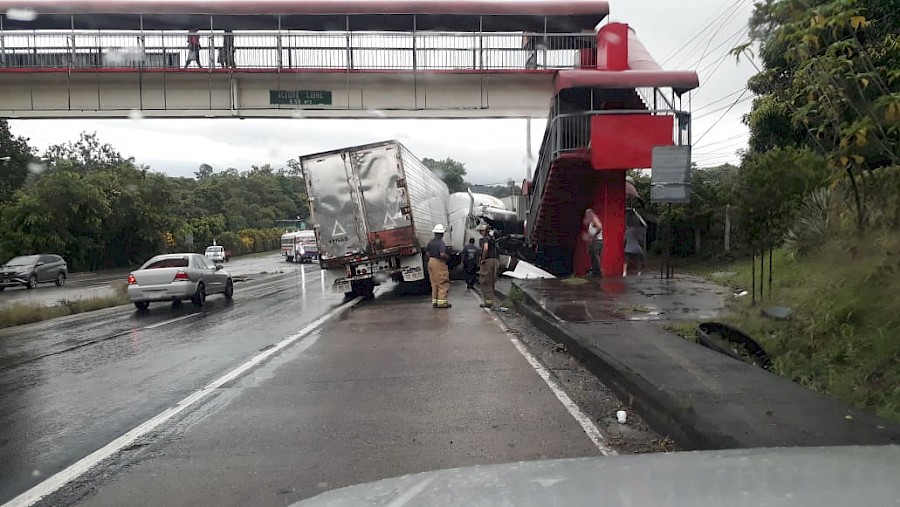 Salvaron su vida de milagro mientras esperaban un transporte