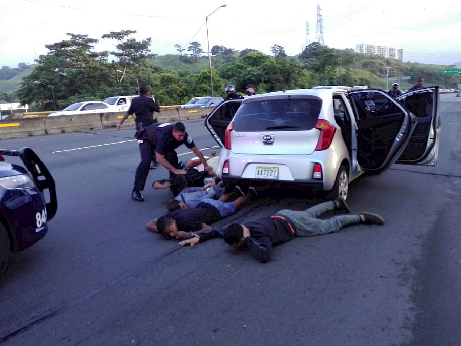 Detenidos 5 asaltantes tras persecución policial