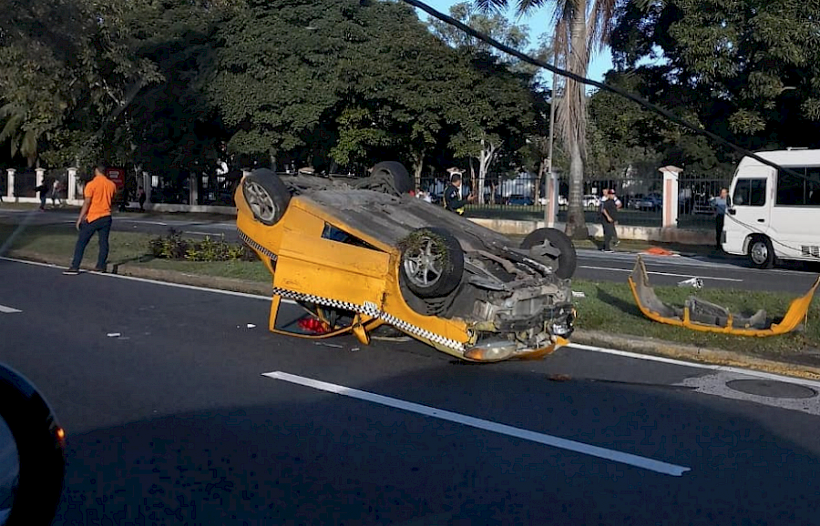 Vuelco en Avenida Balboa