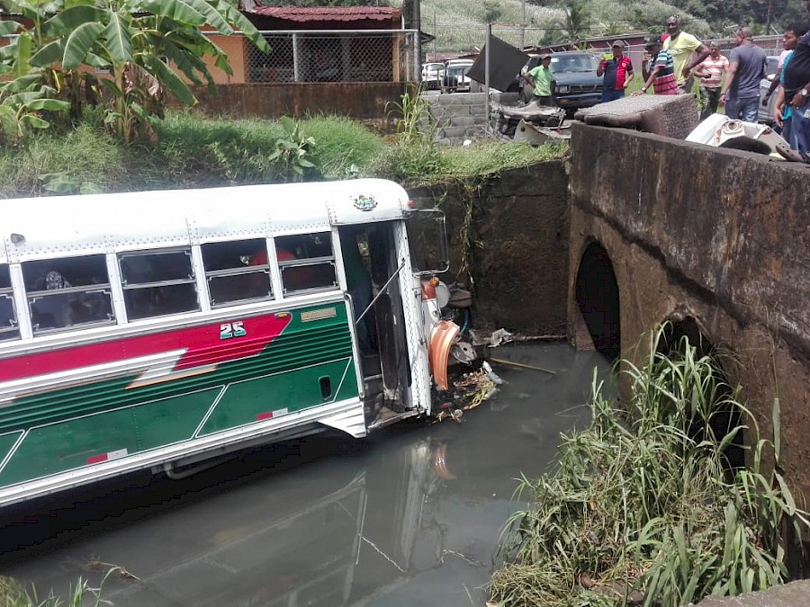 Más de 20 heridos por accidente entre bus y taxi en la provincia de Colón