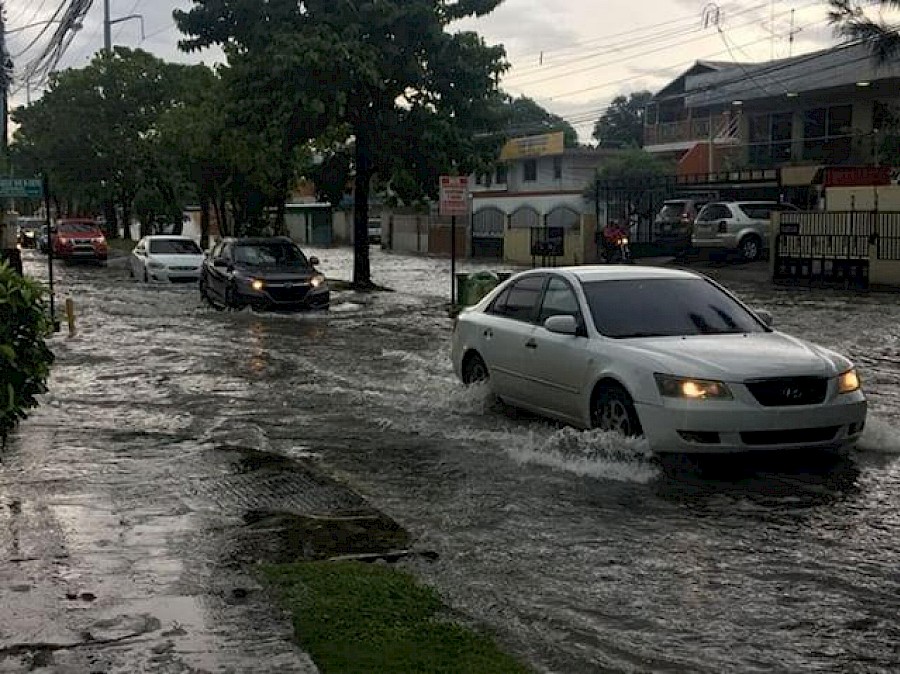 Varias vías inundadas por lluvias este sábado