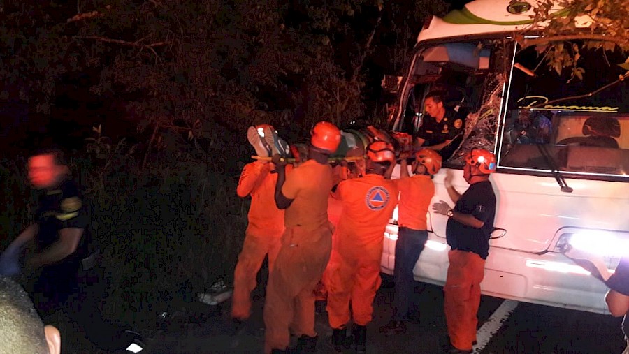 Árbol cae sobre bus en Panamá Oeste