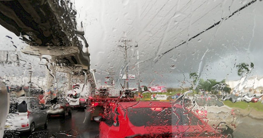 Vías anegadas por temporal de lluvia