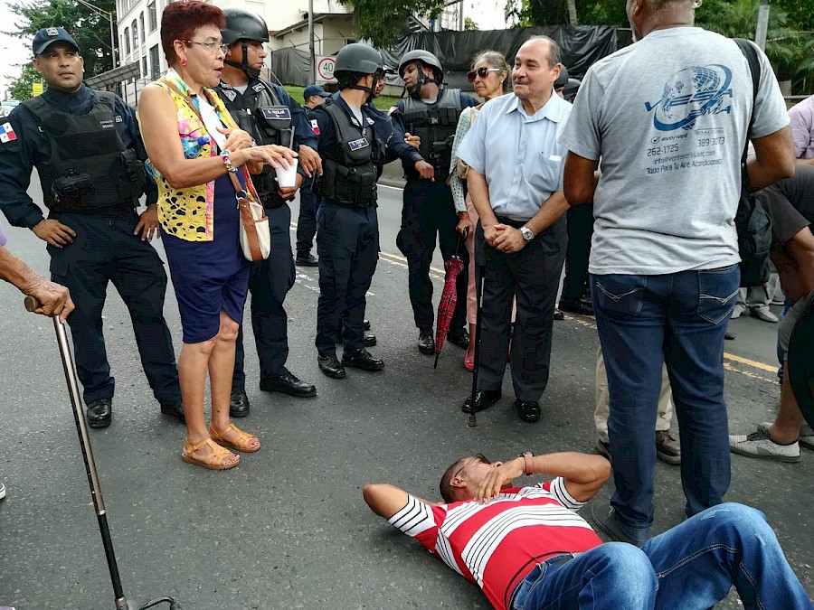 Jubilados cierran la Avenida de los Mártires exigiendo un aumento