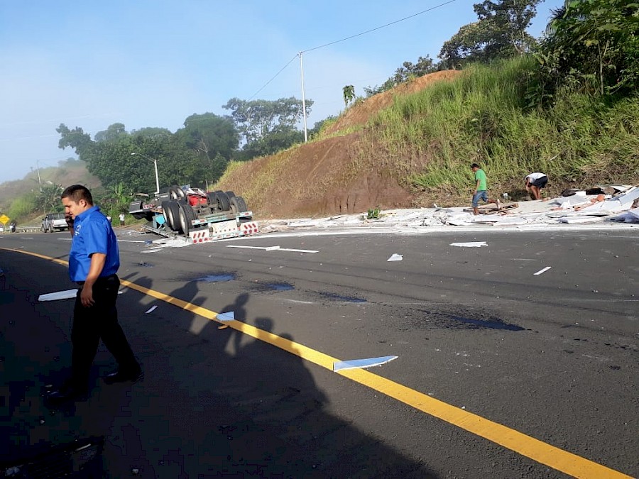 Tres muertos tras vuelco de un camión en Veraguas