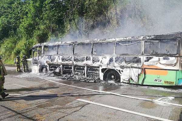 Bus se incendia en el Corredor Norte