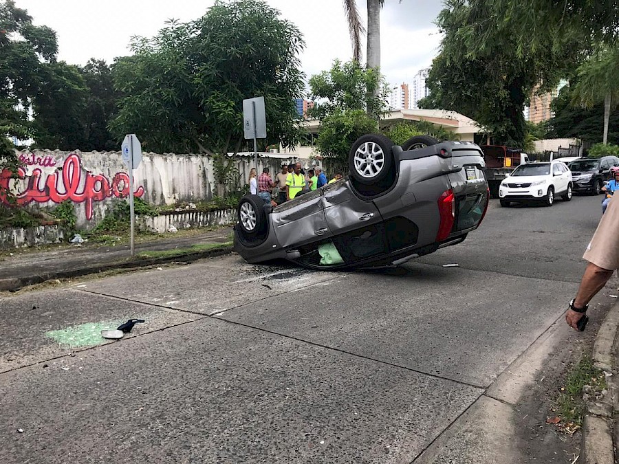 Vuelcos y  colisiones dejan heridos en diversos puntos