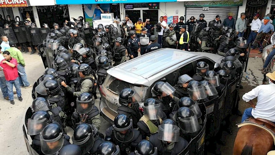 Productores y Policías se enfrentan en Divisa