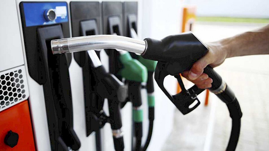 Leve baja en el precio del combustible