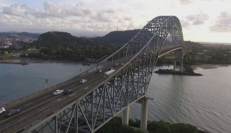 Caos en el puente de las Américas por un selfie