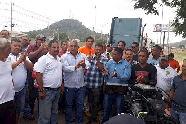 Transportistas de Colón protestaron por la Ley 51